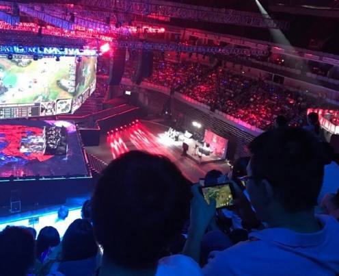 与地方社区